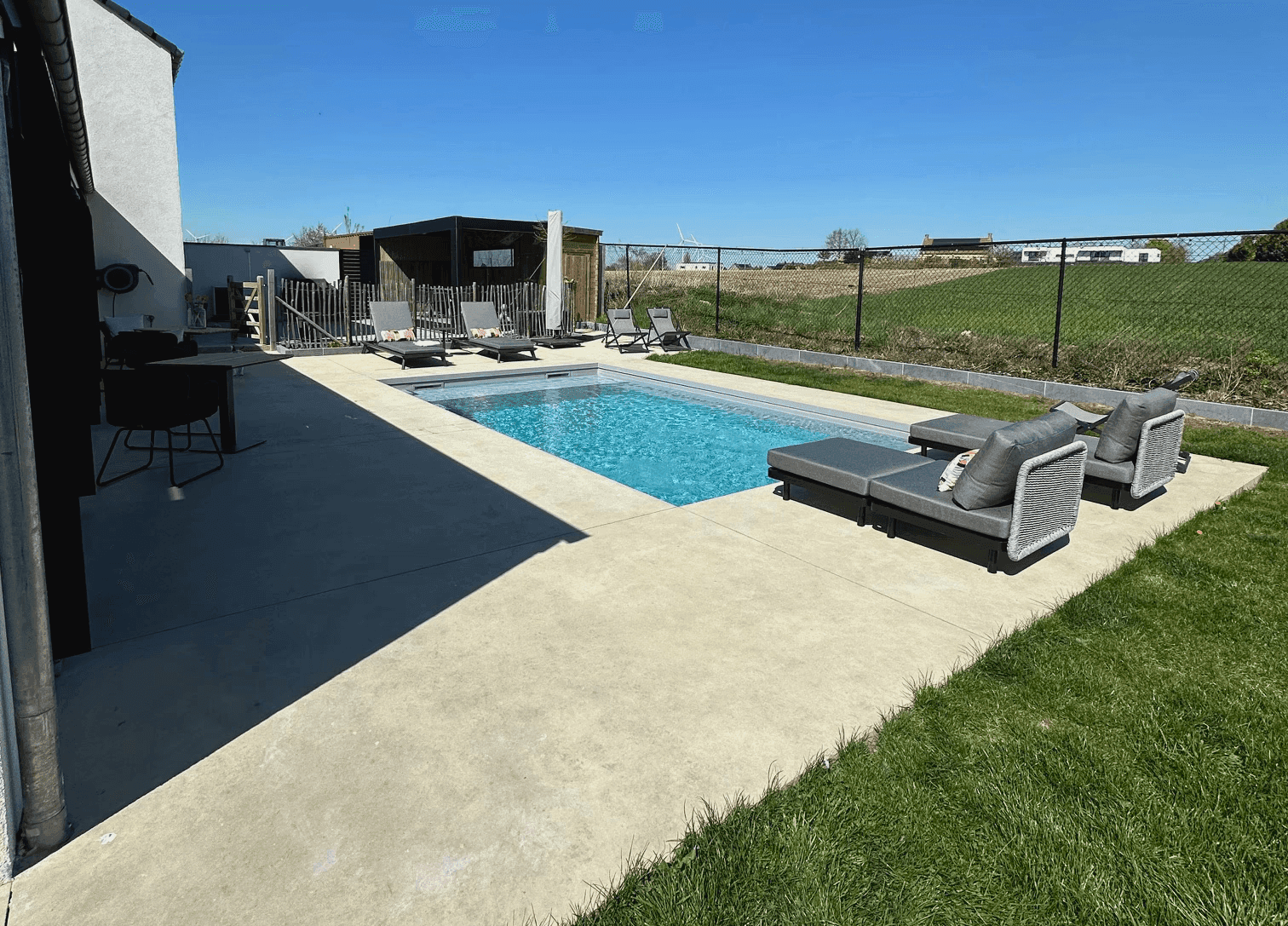 Piscine extérieure chauffée ensoleillée du B&B Aux Rêves des Champs
